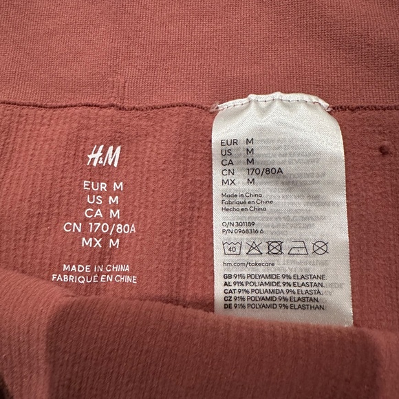 H&M TWO PIECE OUTFIT BIKER SHORTS AND CROP TOP - Picture 2 of 3